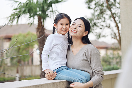 母亲和女儿在室外图片