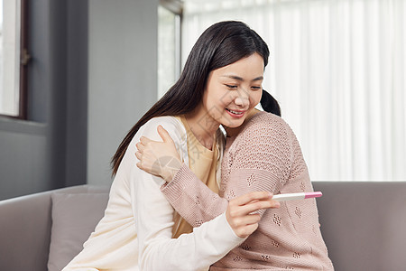 查看验孕棒结果的母女感到喜悦图片