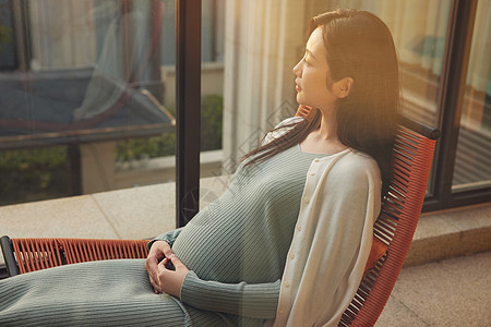 孕妇妈妈在阳台上休息晒太阳图片