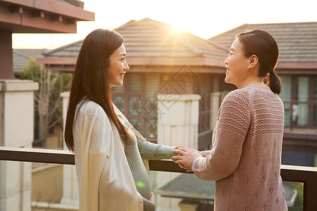 阳台聊天居家备孕的产妇与母亲聊天背景