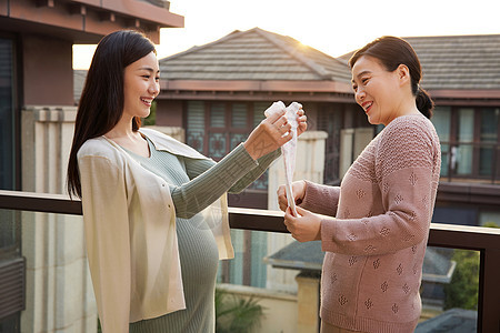 幸福母女手拿婴儿用品图片