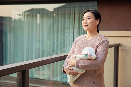 抱手外婆手抱新生婴儿宝宝背景