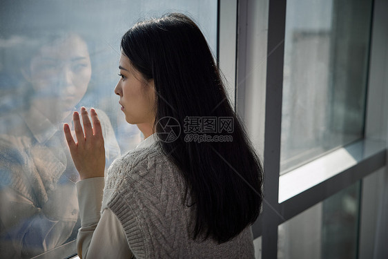 独自在家看向窗外的抑郁女性图片