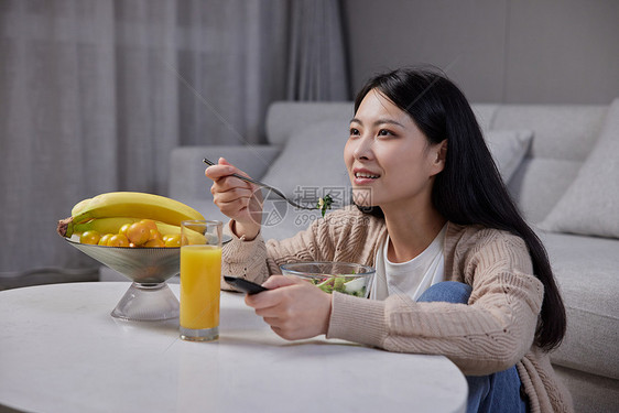 居家女性健康饮食吃沙拉图片