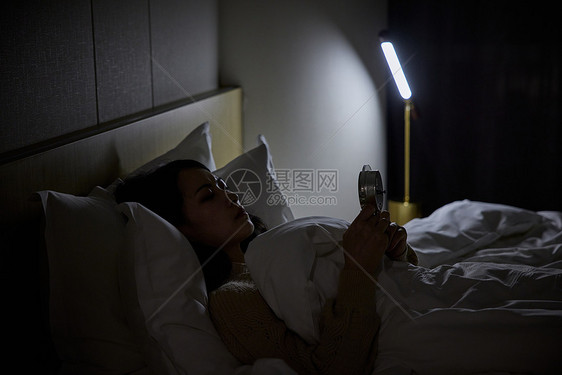独居女性深夜失眠图片