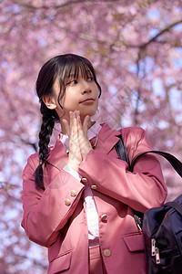 美女大学生逛游公园赏樱花图片