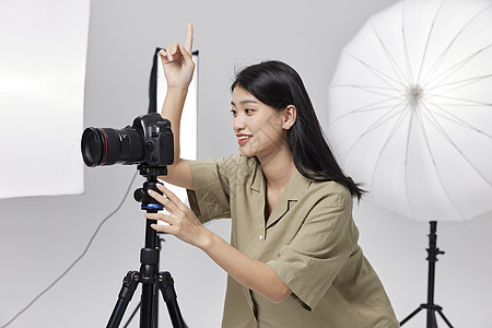 相机拍摄青年女摄影师引导模特拍摄背景