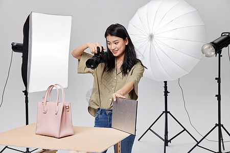 拍摄商业静物包袋的女摄影师专业高清图片素材