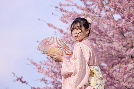 日系美女初春赏樱花图片