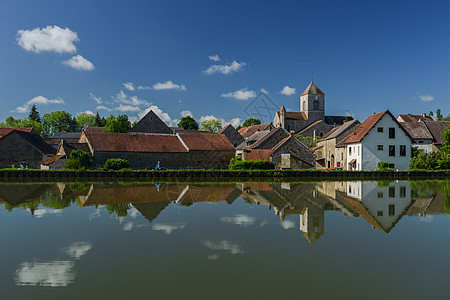 法国勃艮第运河边的村庄图片