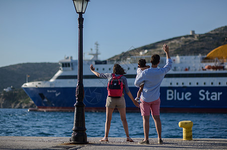 希腊爱琴海岛码头送行的一家人图片