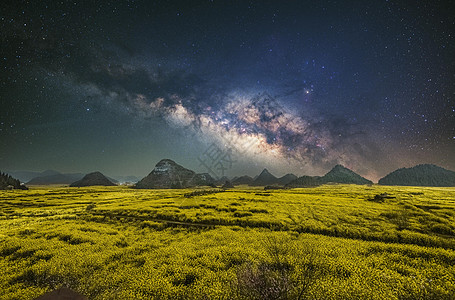 云南罗平油菜花星空银河图片