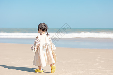 夏季海边儿童背影图片