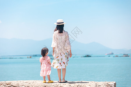 海边度假的母女母女背影看海背景