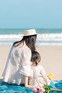 海边度假的母女夏天海边母女背影背景