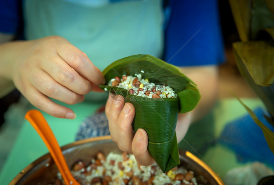 端午节包粽子实拍美食摄影图图片