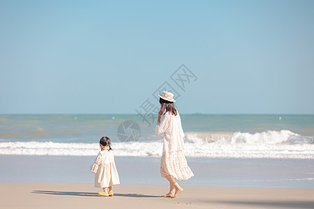 海边母女母女在海边散步背景