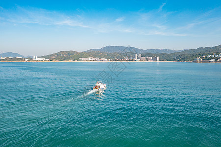 出海捕鱼海湾里航行的渔船背景