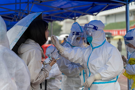 核酸检测点正在做核酸检测的人和医务人员【媒体用图】（仅限媒体用图使用，不可用于商业用途）背景图片