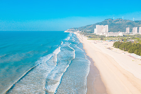 夏天海边十里银滩海岸线背景图片