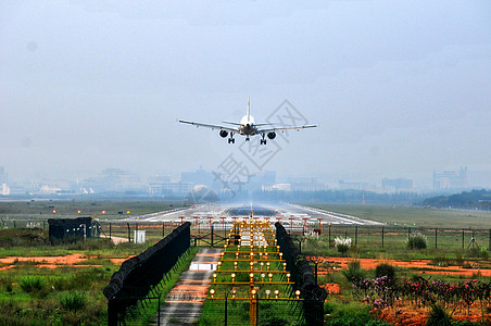 飞机降落机场图片