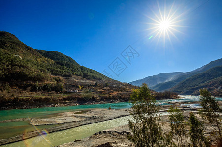 云南香格里拉虎跳峡图片