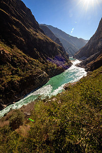 云南香格里拉虎跳峡图片