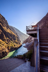 云南香格里拉虎跳峡图片