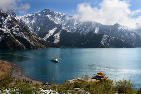 新疆天池9月份下雪图片