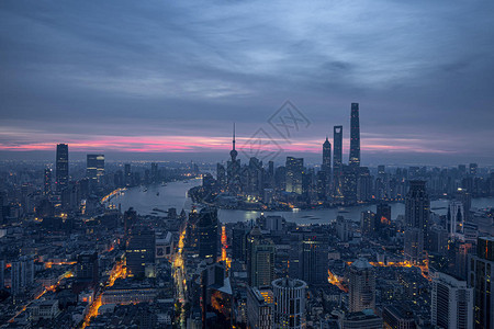 在上海市中心的高楼上拍摄陆家嘴的天际线全景图图片