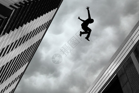 加布里埃尔拼抢中被击中面部，队医处理后继续比赛