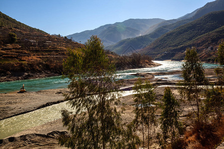 云南香格里拉虎跳峡图片