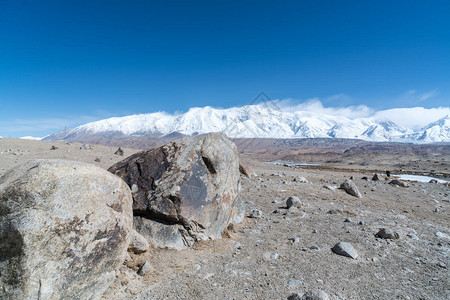 新疆九区十八弯新疆喀什地区公格尔九别峰风光背景