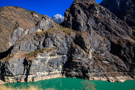 云南香格里拉虎跳峡图片