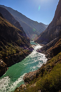 云南香格里拉虎跳峡图片