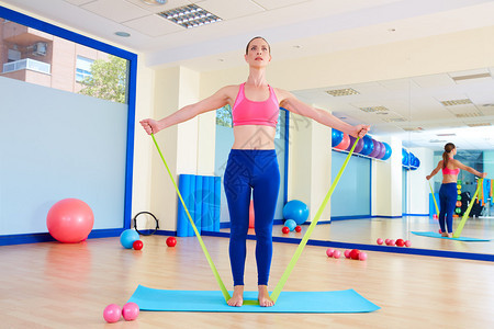 Pilateswomanstandingrubberbandexercise图片