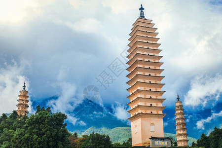 洱海的崇圣寺三塔图片