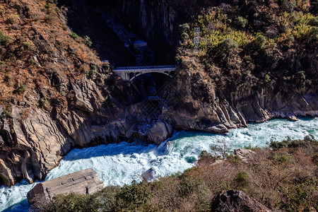 云南香格里拉虎跳峡图片