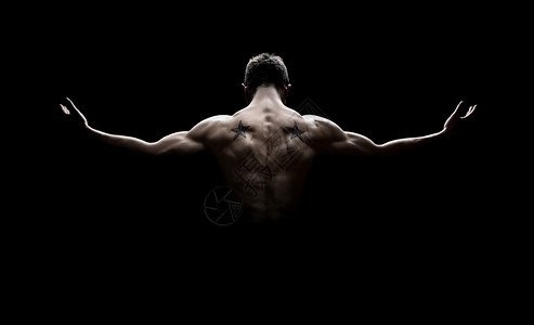 带头大哥！孔帕尼赛后冲入场内，与于帕拥抱后招呼球员一起庆祝