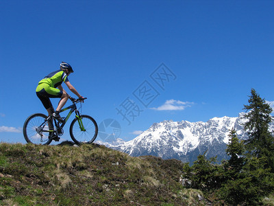 记者：西蒙斯需要时间和耐心适应英超节奏，就像当年的孙兴慜一样