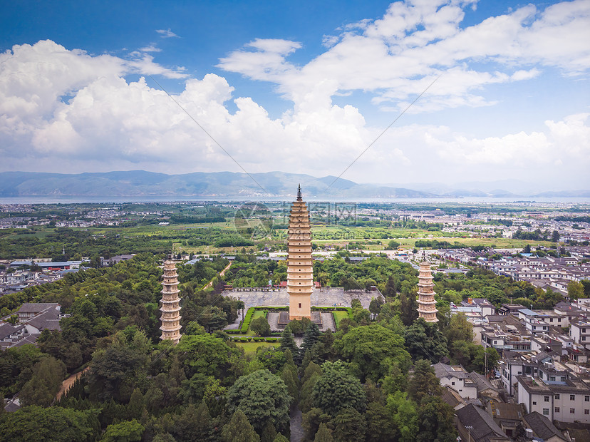 航拍大理崇圣寺三塔阳光明媚洱海平静图片