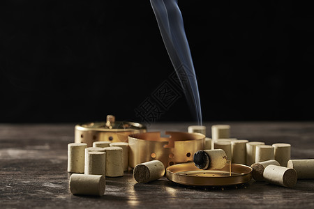香炉冒烟桌面上燃烧冒烟的艾灸背景