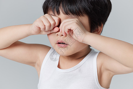 揉鼻子小男孩眼睛感到不适背景