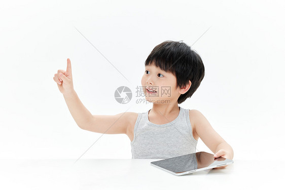 小男孩使用平板电脑虚拟屏幕点击图片