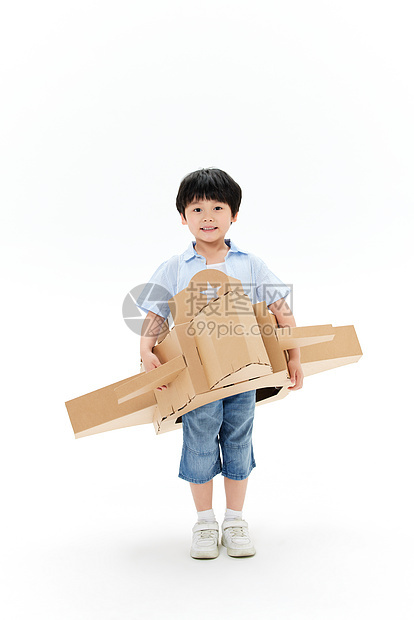 小男孩玩创意纸板飞机模型图片