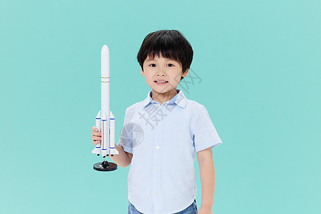 小男孩手持火箭模型图片