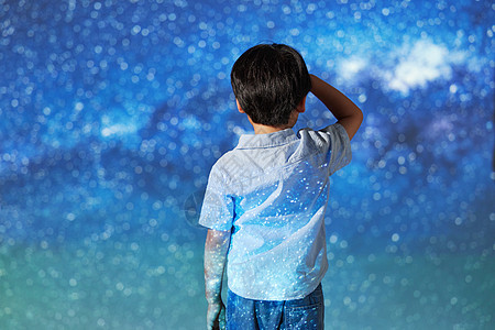探索观察宇宙星河的可爱男孩图片
