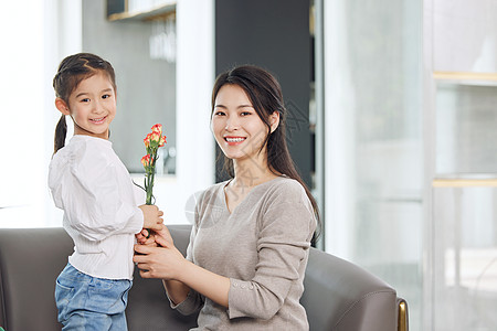 康乃馨与小女孩女儿给母亲送鲜花背景