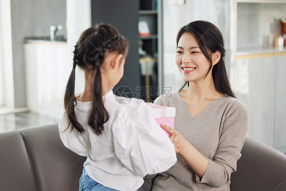 女儿在客厅给母亲礼物图片