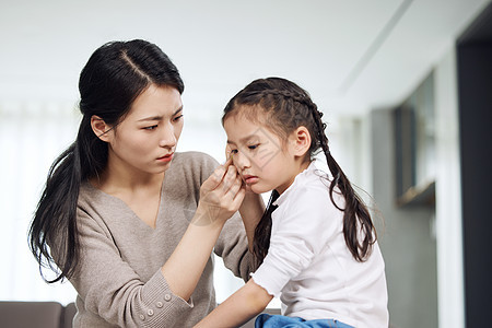 妈妈帮受伤的女儿包扎伤口图片